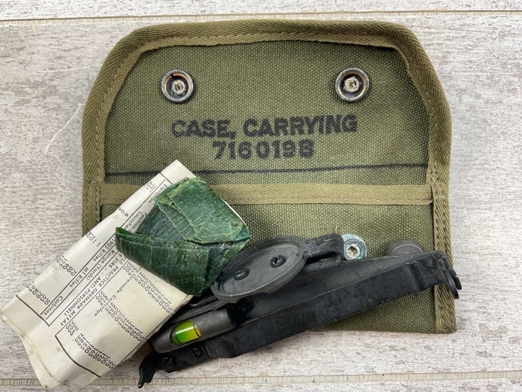 U.S. WWII M15 GRENADE LAUNCHER SIGHT SET IN ORIGINAL CARRYING CASE #5-08046-PF