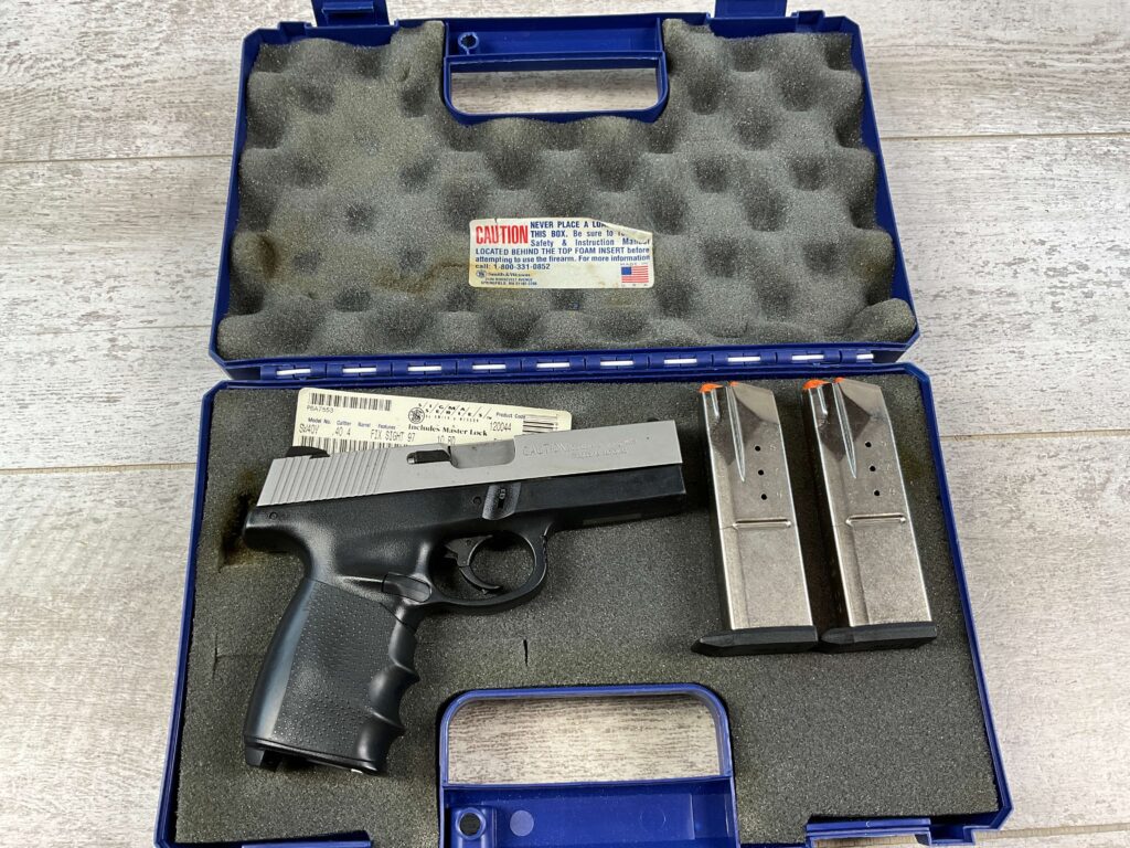 SMITH & WESSON S&W SW40V .40CAL SEMI AUTO PISTOL, IN CASE #5-10501