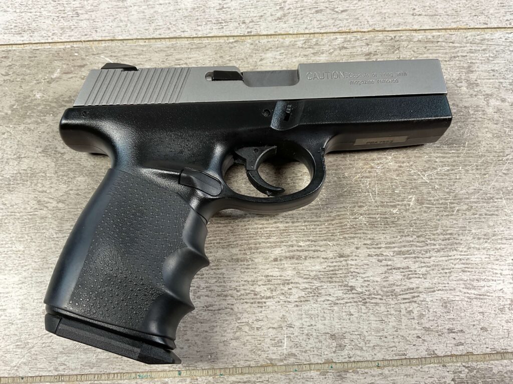 SMITH & WESSON S&W SW40V .40CAL SEMI AUTO PISTOL, IN CASE #5-10501