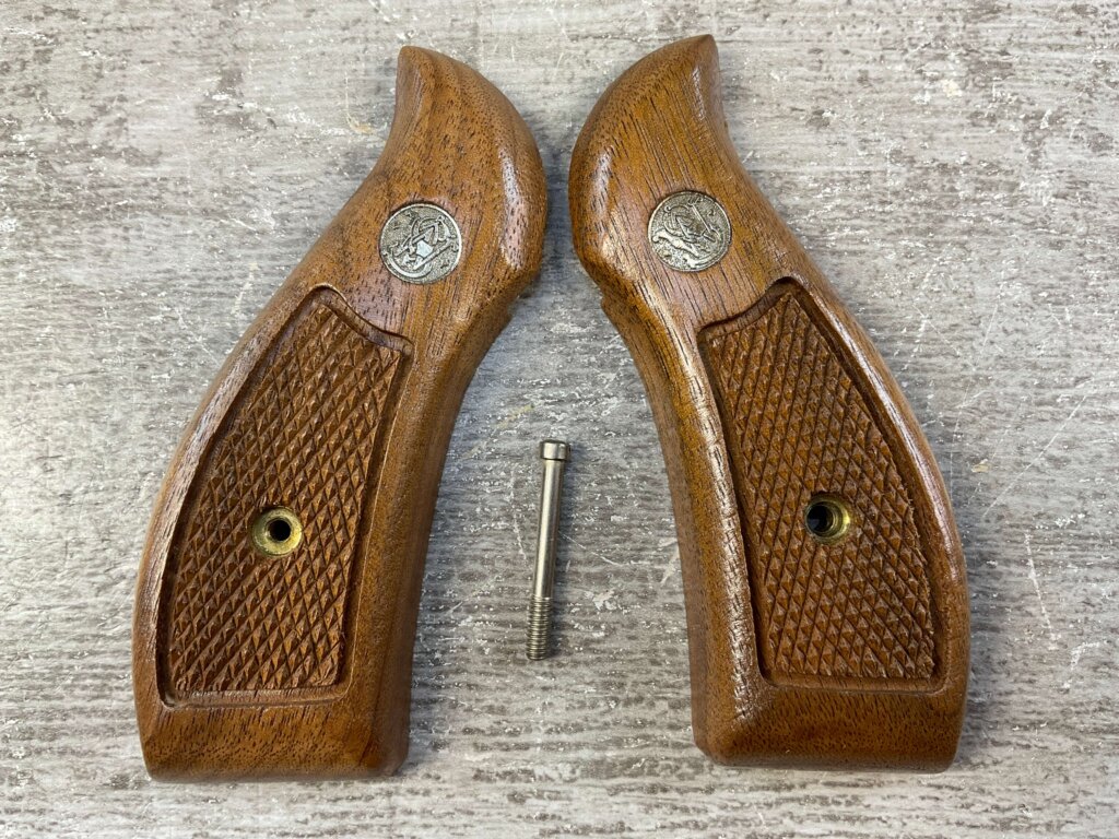 SMITH & WESSON 22 S&W "J" FRAME, ROUND BUTT MAGNA GRIPS & SCREW INCLUDED #5-11608