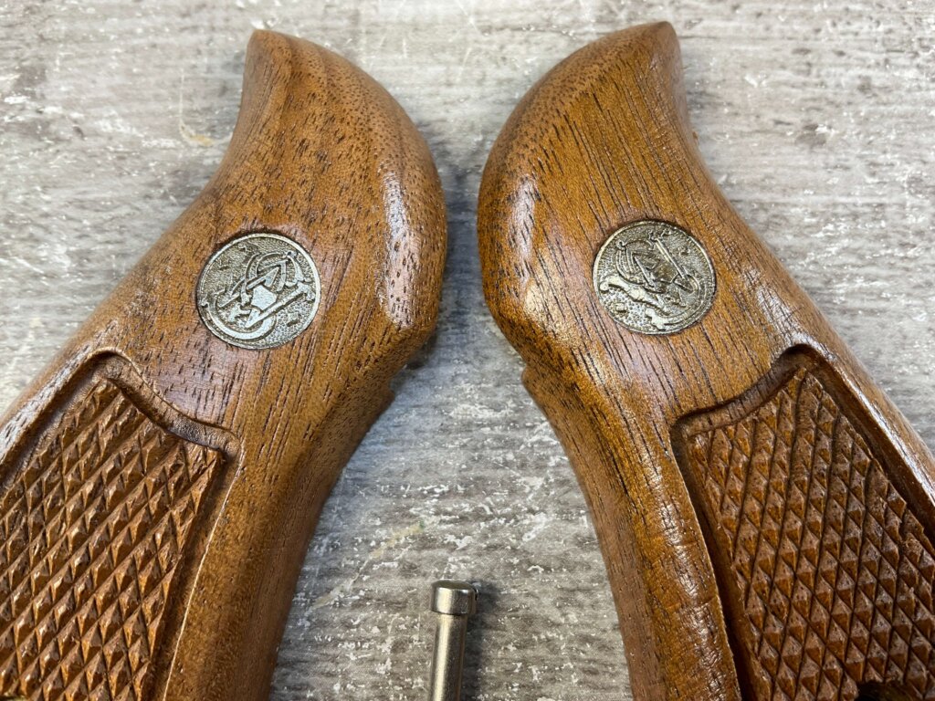 SMITH & WESSON 22 S&W "J" FRAME, ROUND BUTT MAGNA GRIPS & SCREW INCLUDED #5-11608